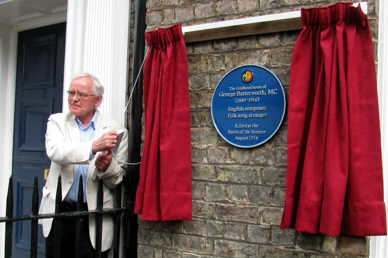 Anthony Murphy unveiling a plaque to George on his boyhood home in York